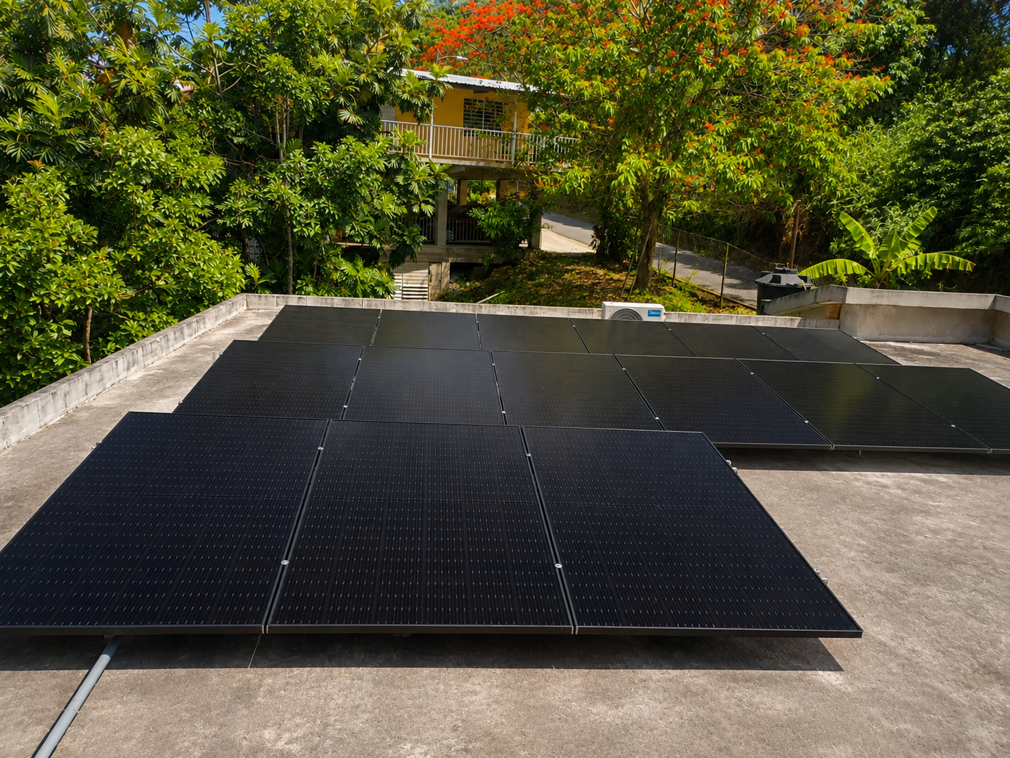 Casa con paneles solares rodeada de árboles y flores