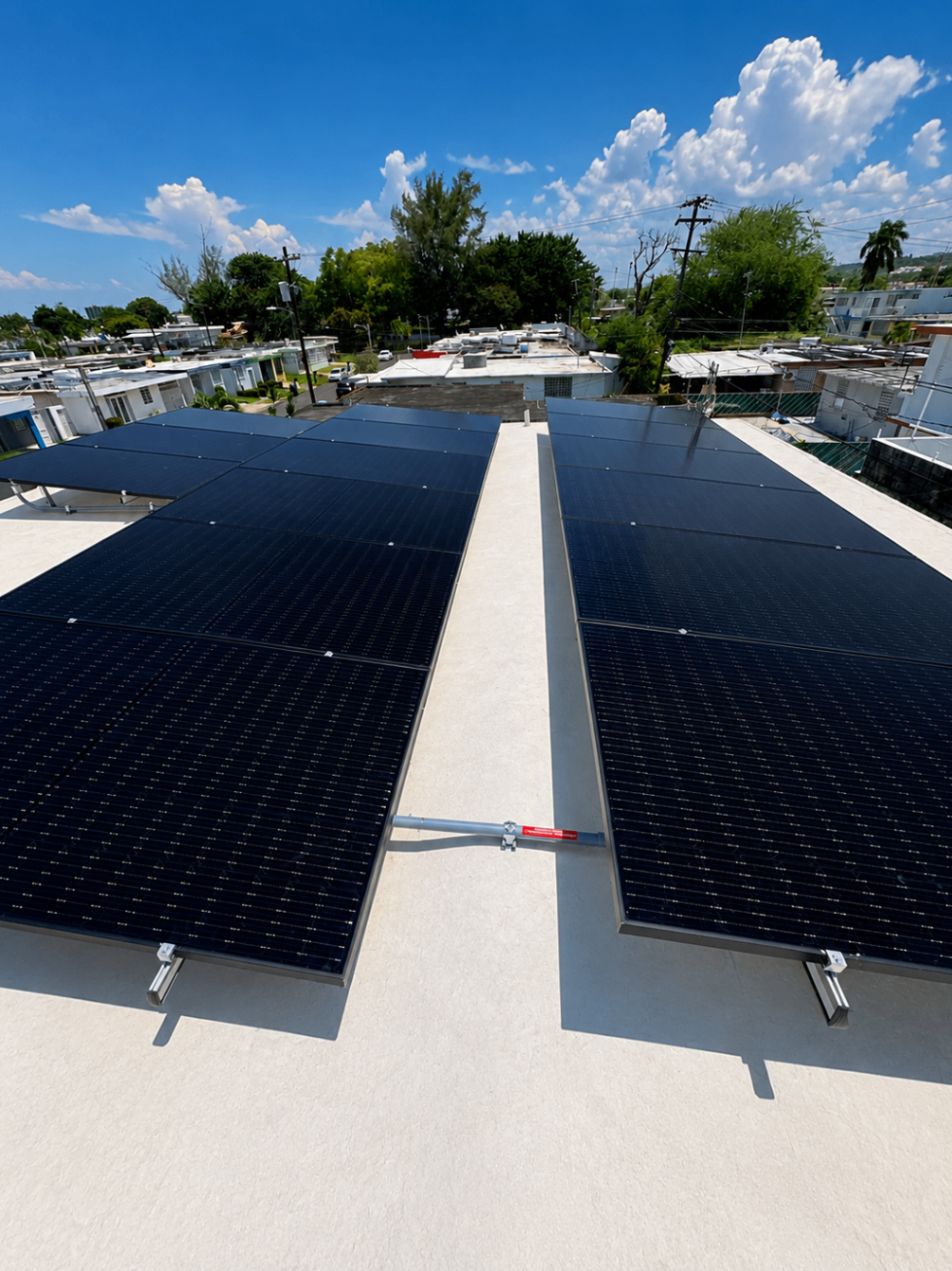 Vista cenital de paneles solares en techo blanco