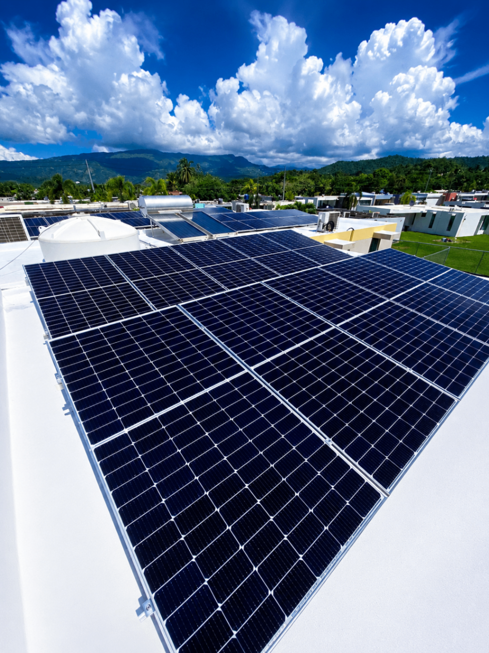 Instalación solar con montañas y nubes dramáticas