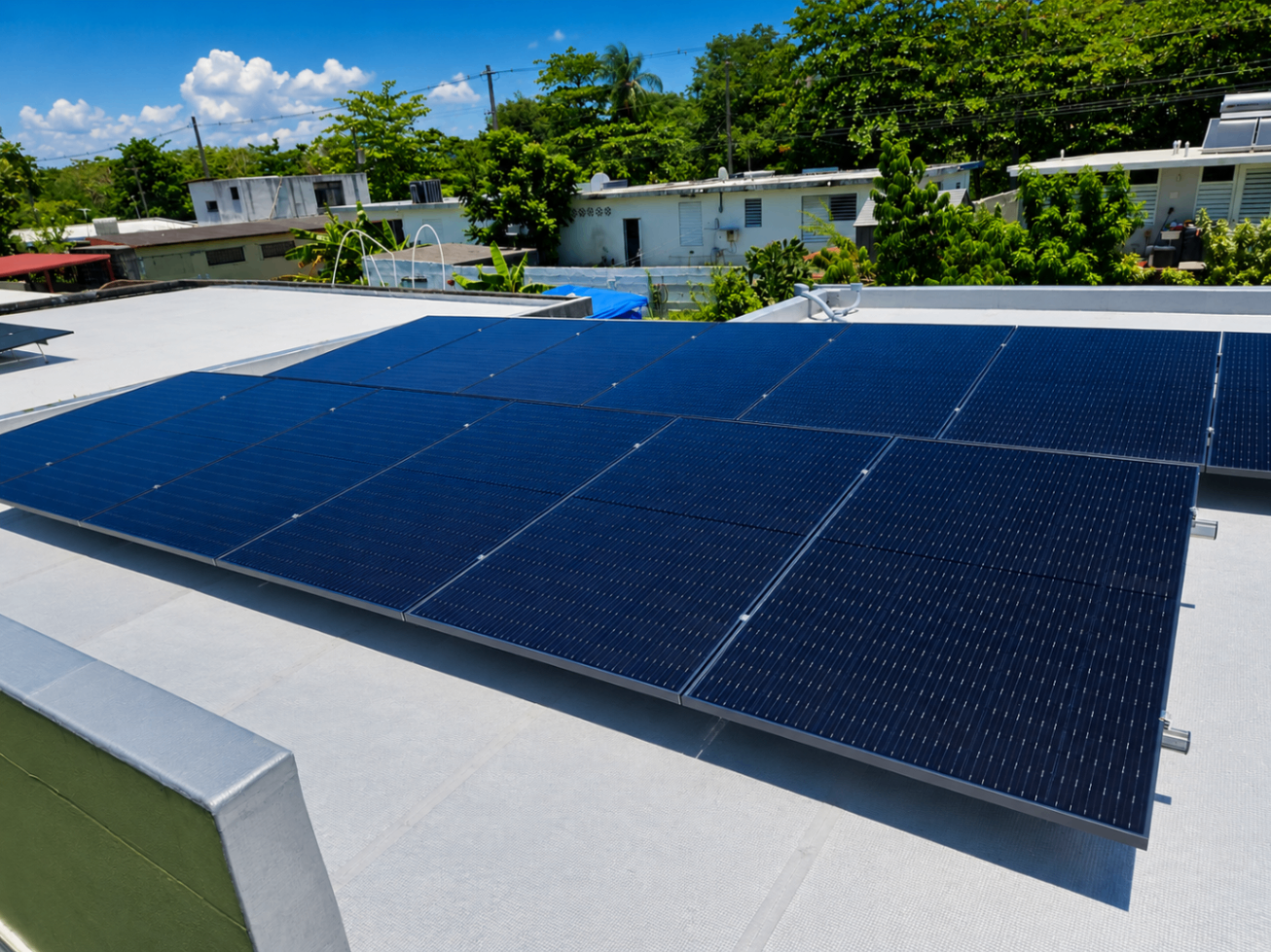 Paneles solares en techo residencial